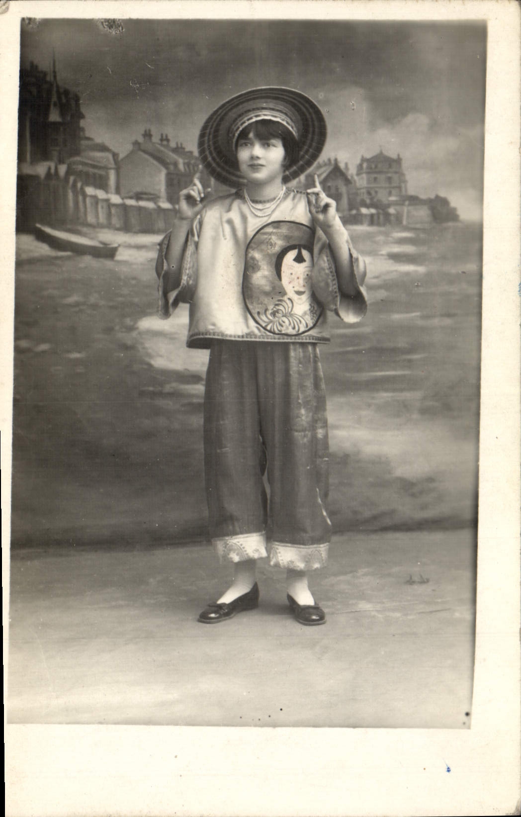 Jeune femme en costume oriental — décor de paysage fluvial — éditeur non identifié