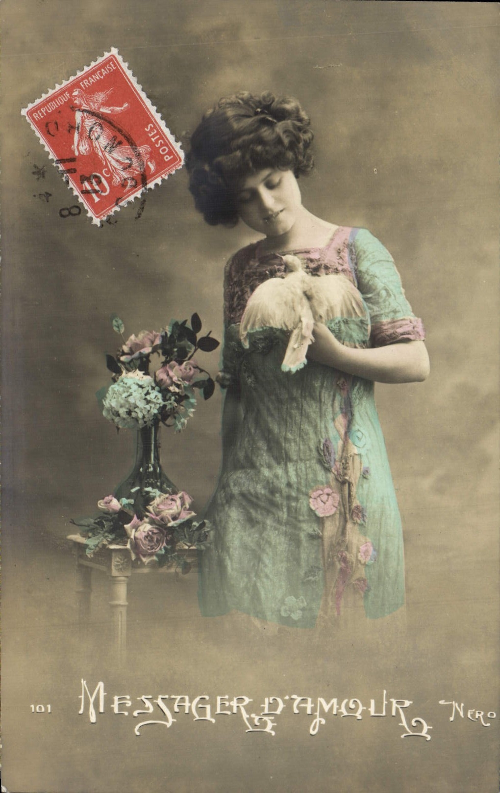 Jeune femme tenant une colombe — Messager d'Amour — Nero, n°101