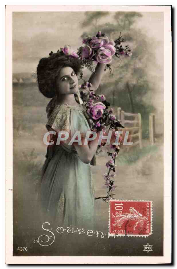 Jeune femme tenant un bouquet de roses — Souvenir — Éditeur inconnu, n° 4376