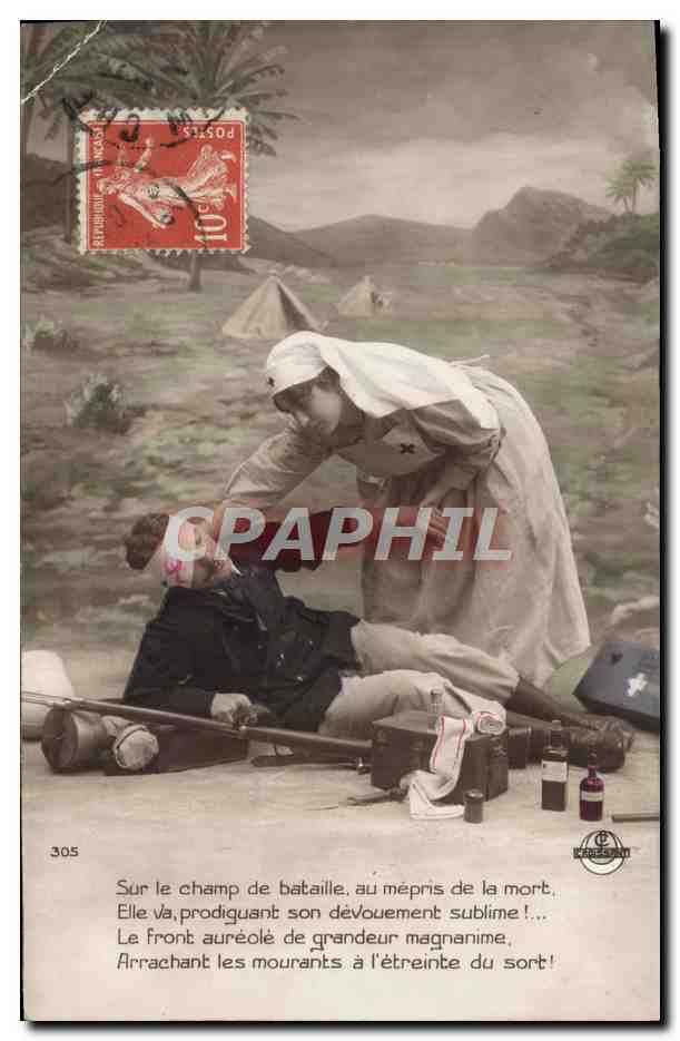 CPA Fantaisie Femme Soldat Militaria Croix Rouge Infirmiere Sur le Champ de Bataile au mepris de la mort 