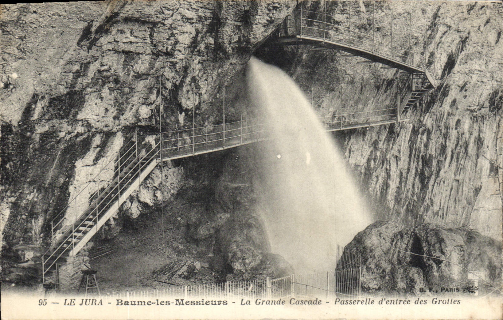 Baume-les-Messieurs — La Grande Cascade — Passerelle d'entrée des Grottes — B.F. PARIS