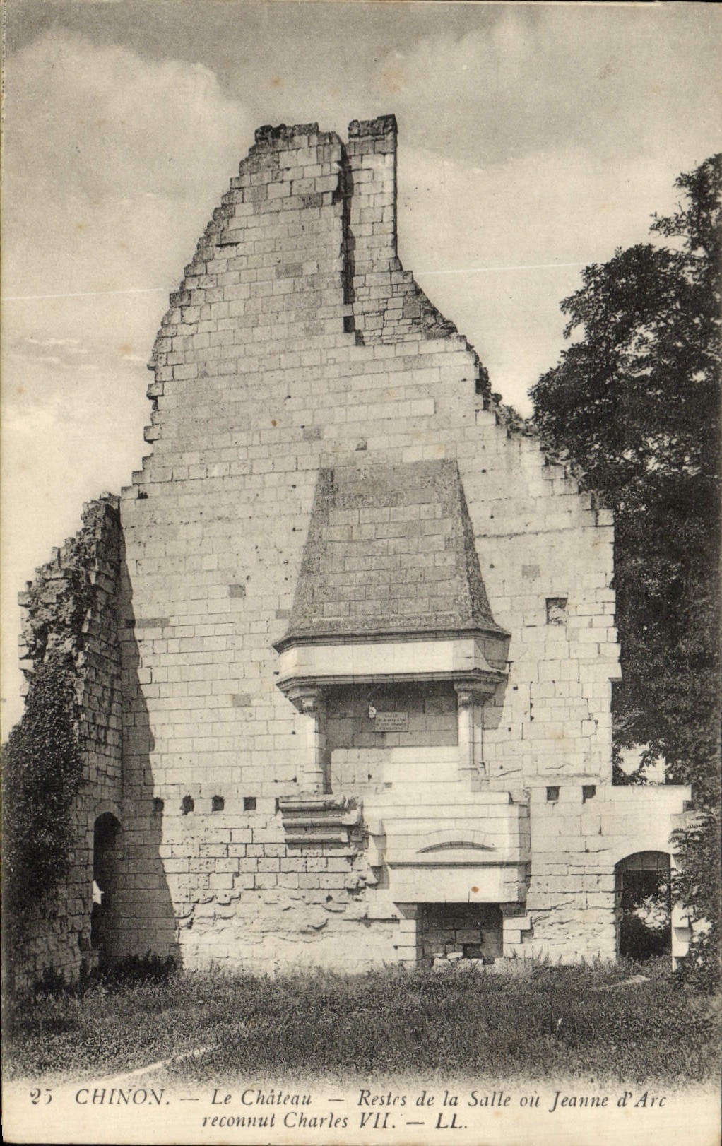 CPA Chinon Le Chateau Restes de la salle ou Jeanne d'Arc reconnut Charles VII