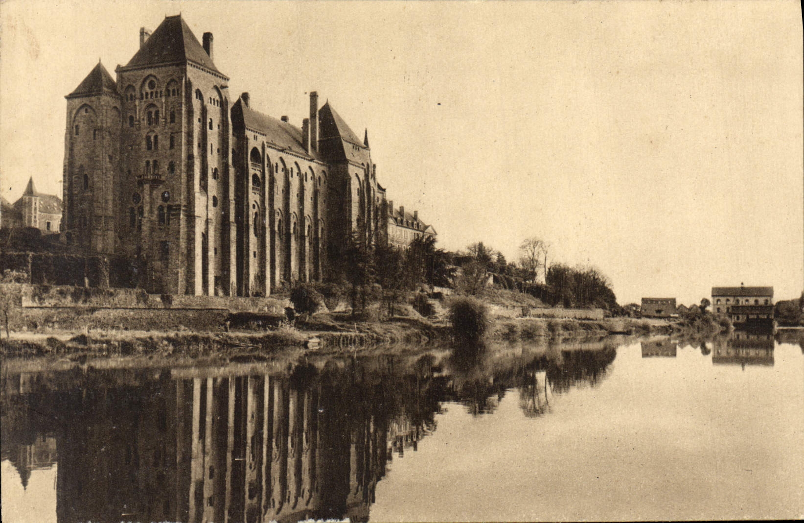 CPA L'Abbaye de Solesmes Vue de la rive droite de la Sarthe 