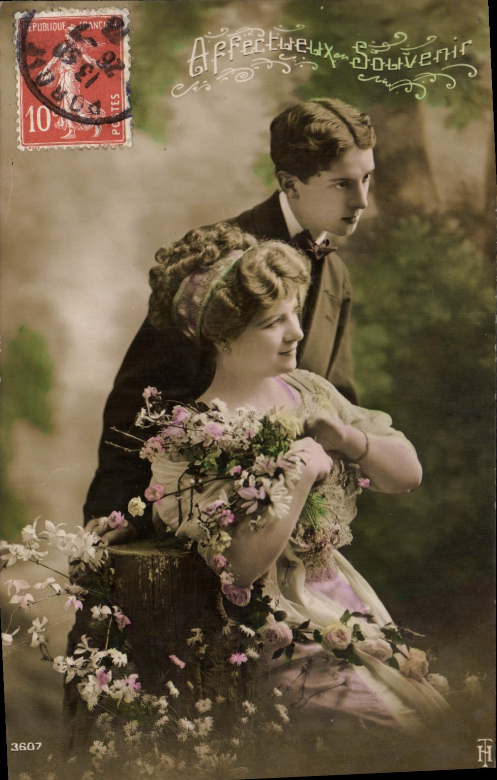 Jeune couple en extérieur — Affectionnel souvenir — H. T. (n° 3607)