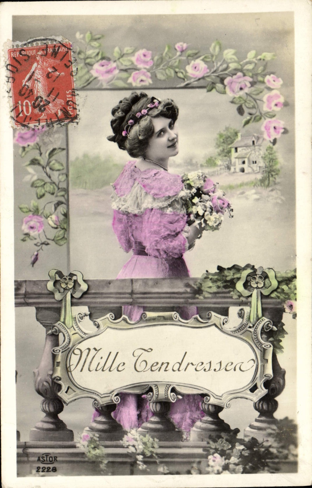 Jeune femme en robe rose — décor floral — éditeur ASTOR n°2228