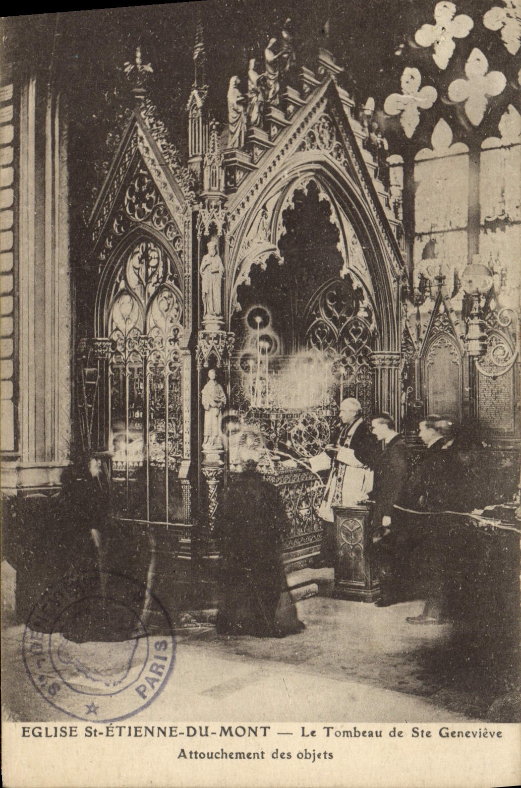 CPA Eglise St Etienne du Mont Le Tombeau de Ste Genevieve Attouchement des objets