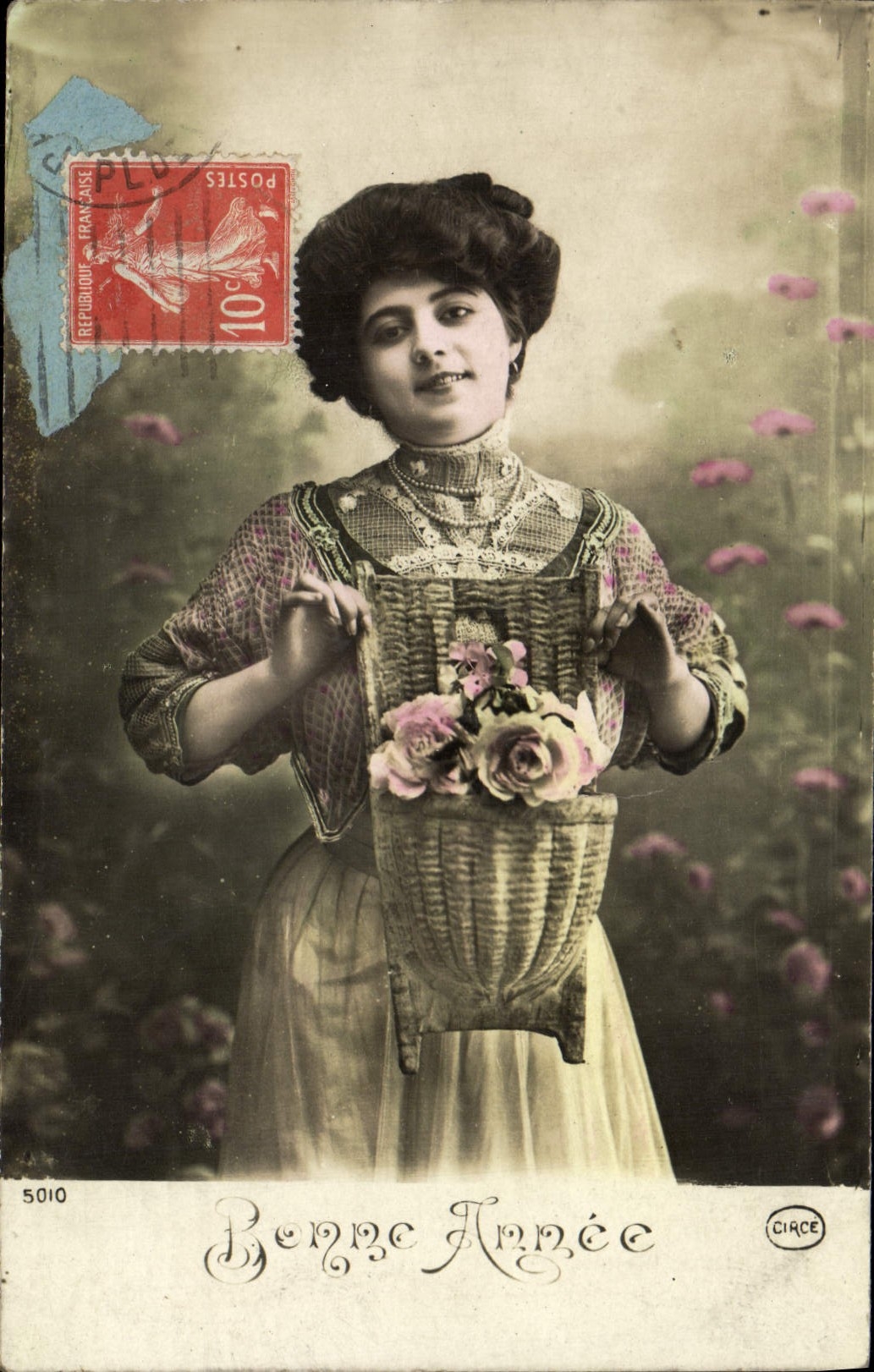 Femme tenant un panier de roses — Bonne Année — Cirace, n°5010
