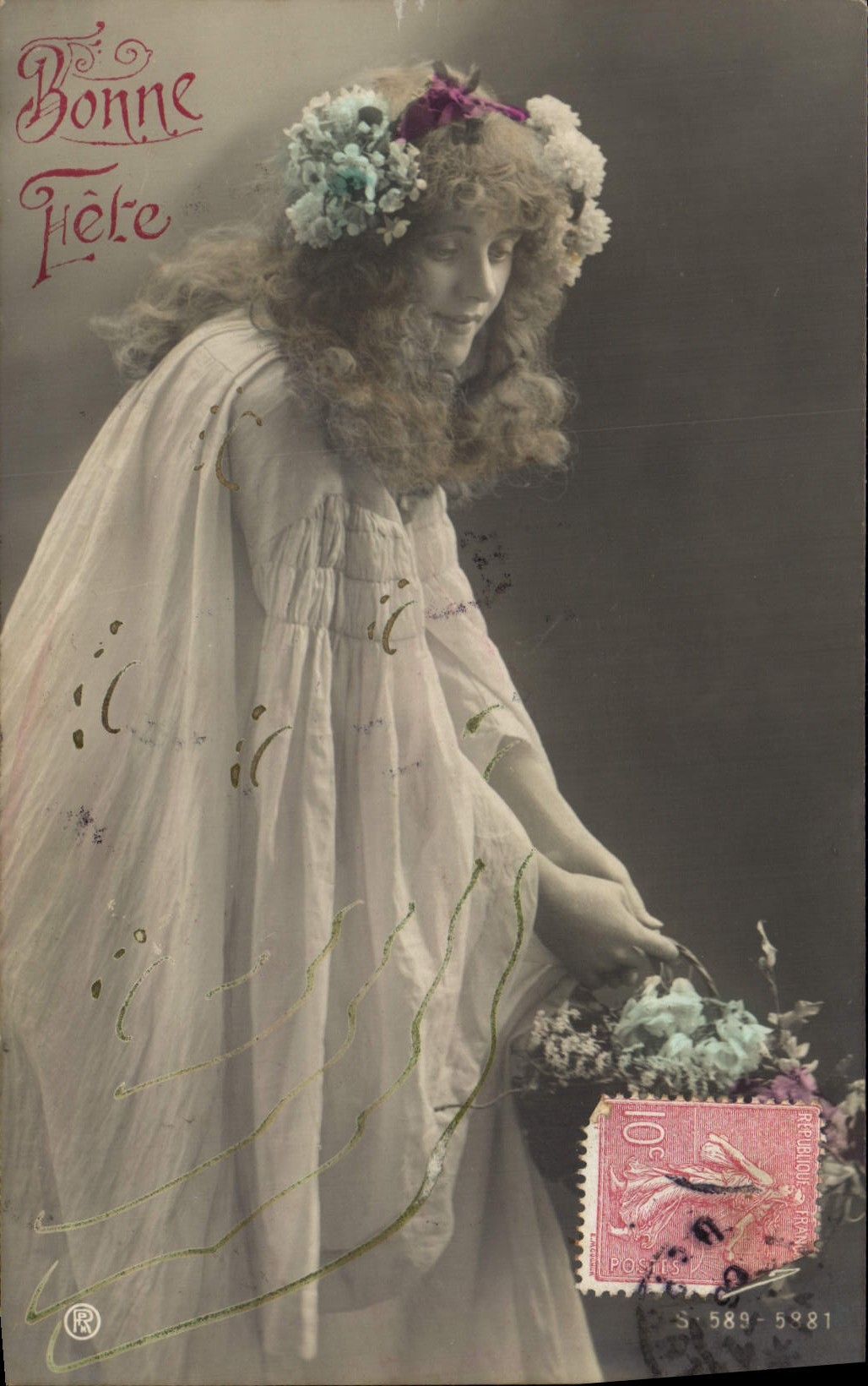 Femme en robe blanche avec couronne de fleurs — Bonne Hère — éditeur S 589-5881