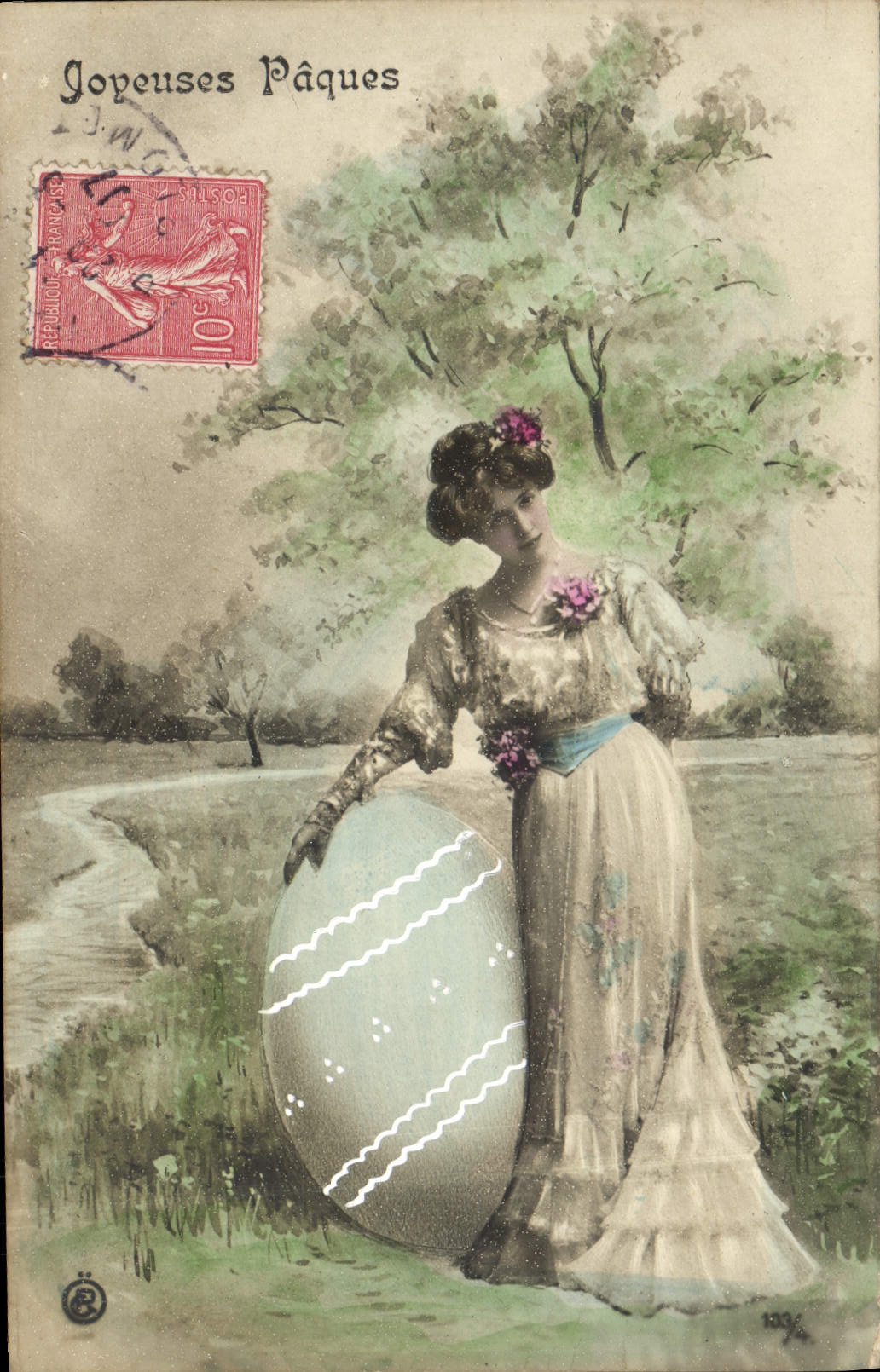 Jopeuses Pâques — femme en robe de style 1900 tenant un grand œuf décoré — éditeur inconnu, n° de série non visible