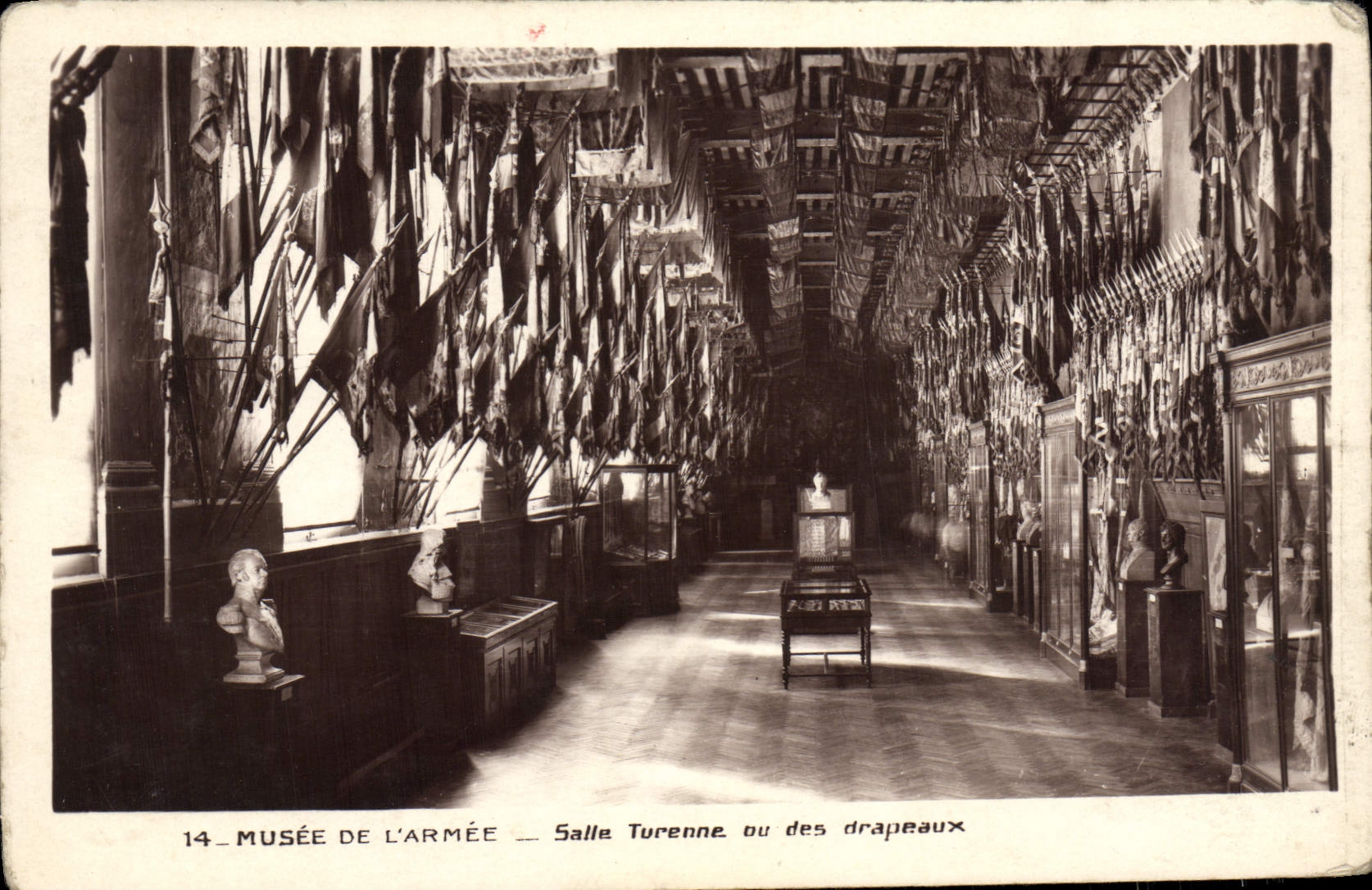 Musée de l'Armée — Salle Turenne ou des drapeaux — Édition Hôtel des Invalides