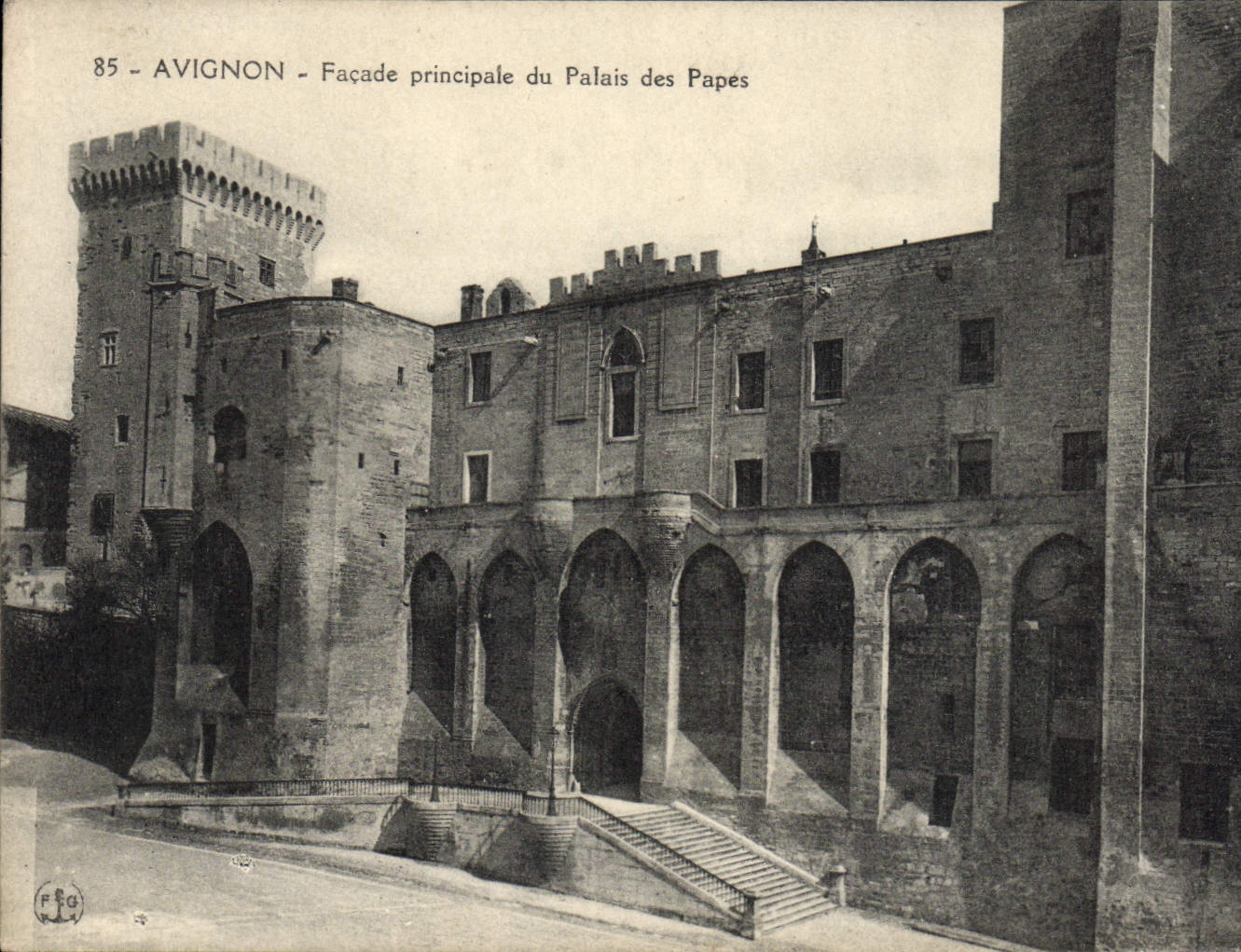 CPA Avignon Facade principale du palais des Papes