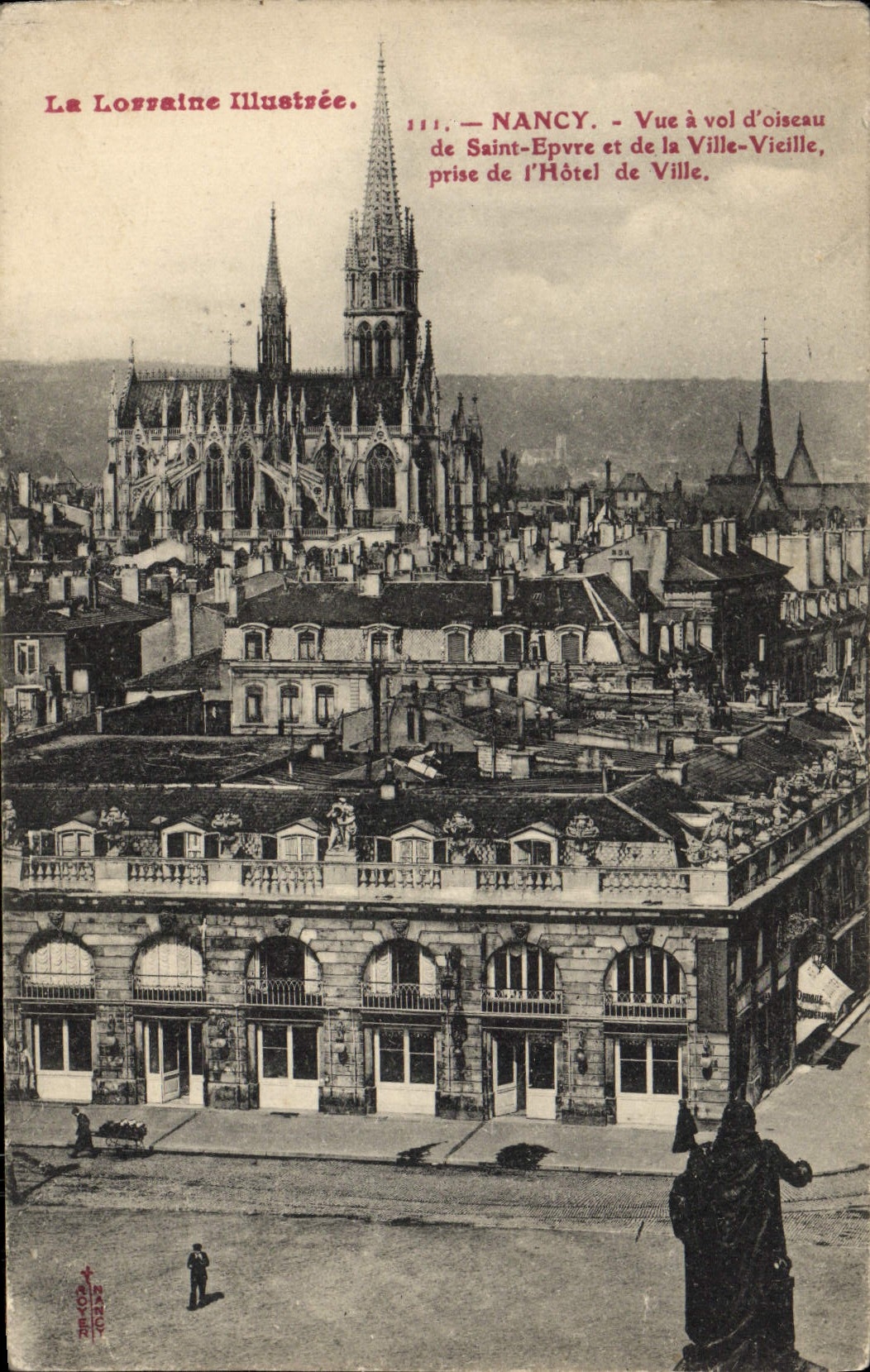 CPA Nancy Vue a vol d'oiseau de Saint Epvre et de la ville vieille prise de l'hotel de ville