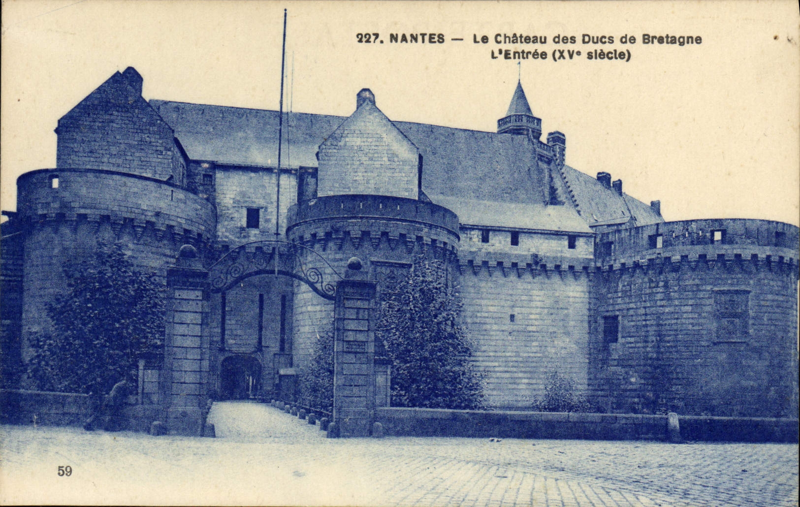 CPA Nantes Le chateau des Ducs de Bretagne L'entree