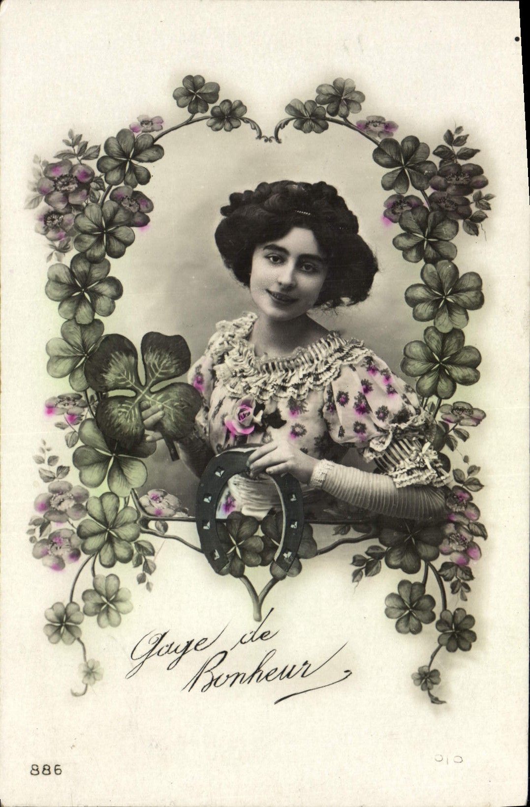 CPA Fantaisie Femme Gage de Bonheur Trefle