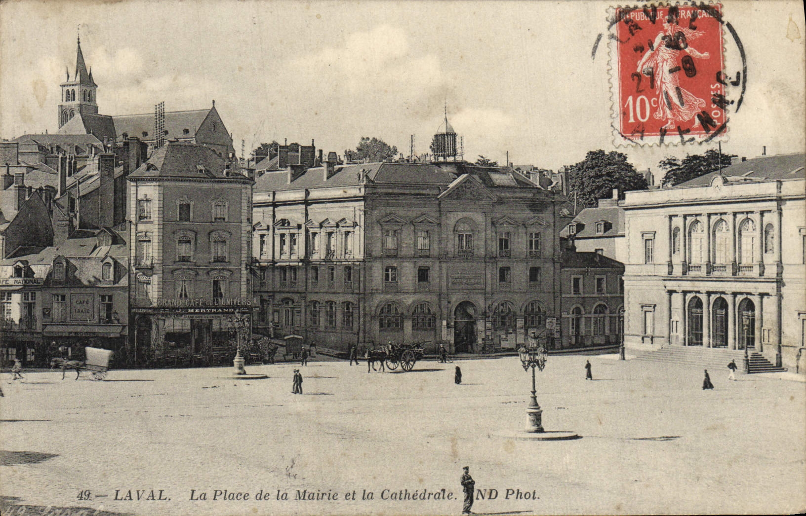CPA Laval La Place de la Mairie et la Cathedrale 