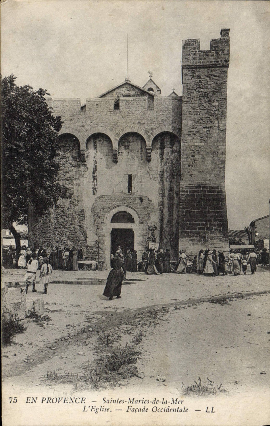 Saintes-Maries-de-la-Mer — La Iglesia — Fachada Occidental — LL
