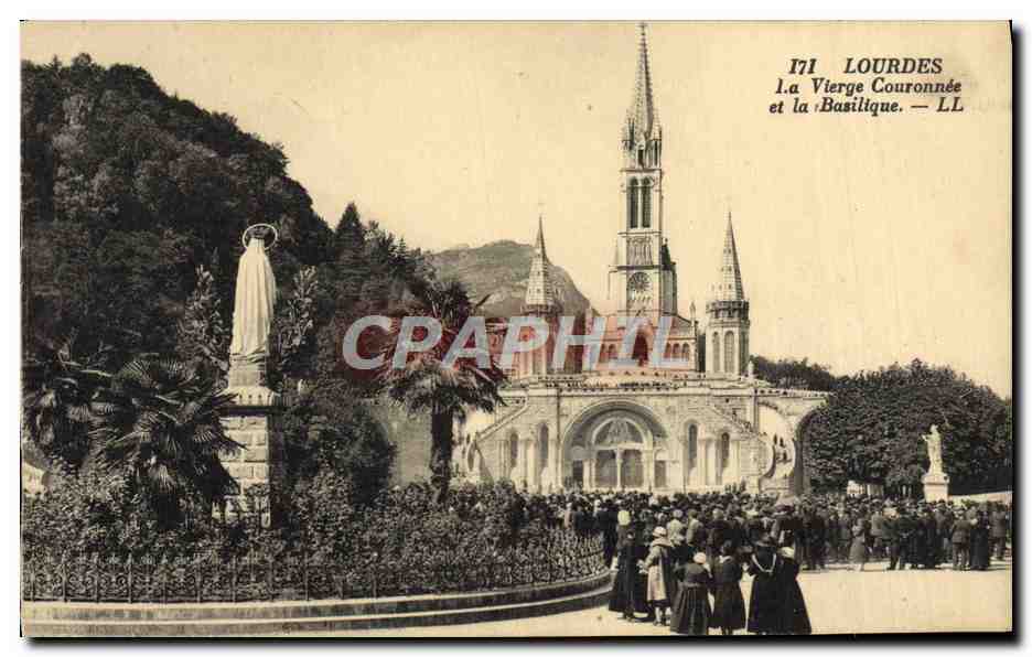 CPA Lourdes La Vierge Couronnee et la Basilique