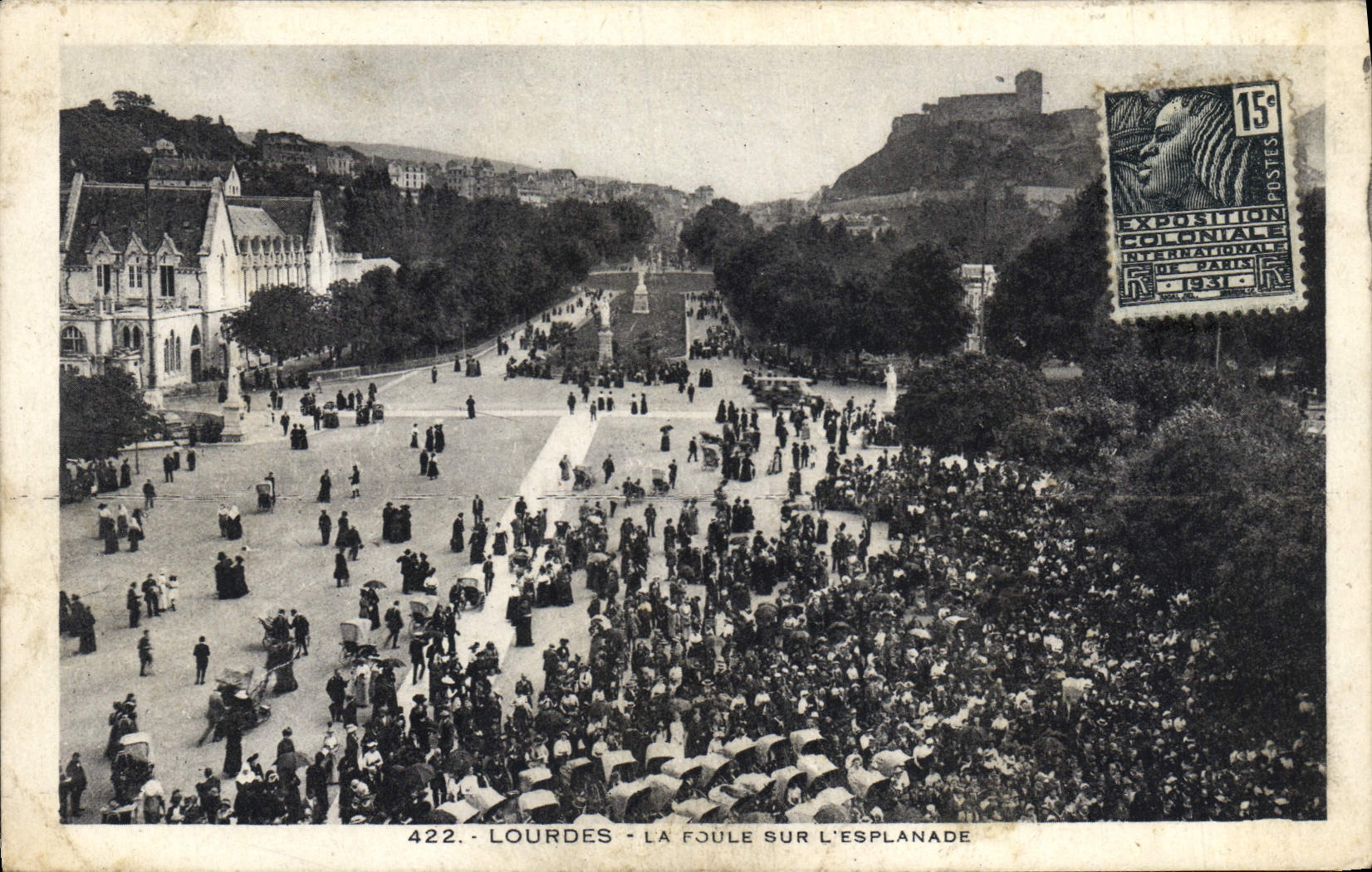 CPA Lourdes La Foule Sur L'Esplanade