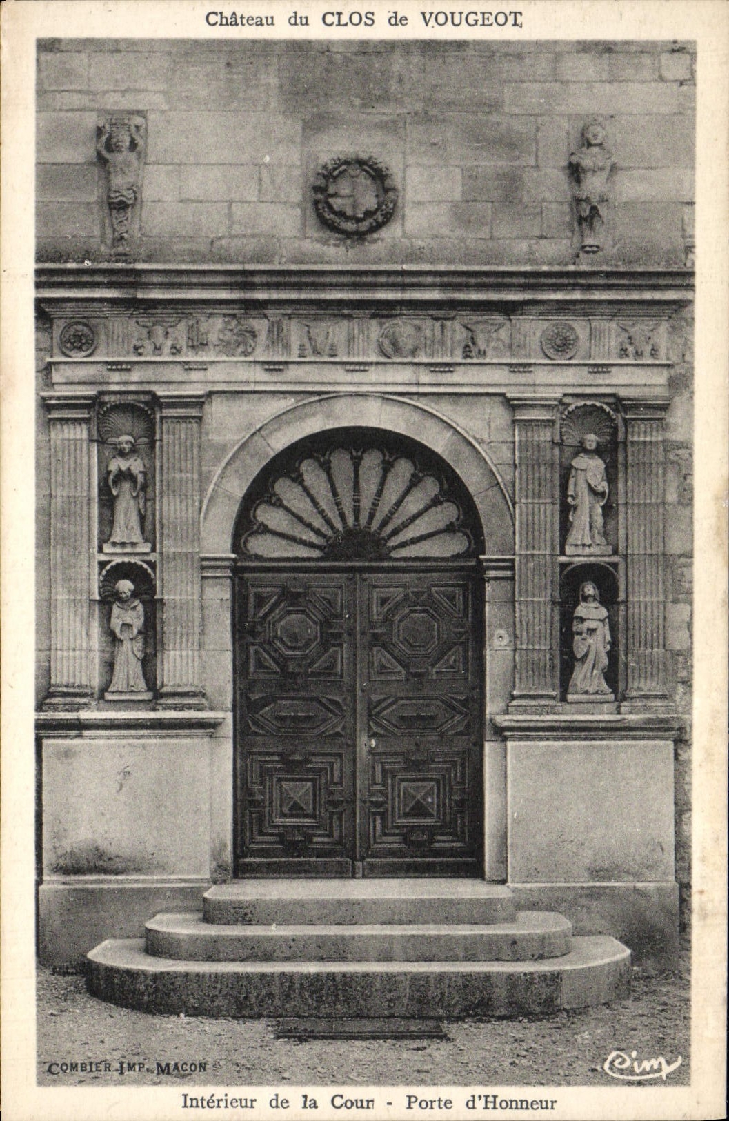 Château du CLOS de VOUGEOT — Intérieur de la Cour - Porte d'Honneur — Combier Imp. MACON