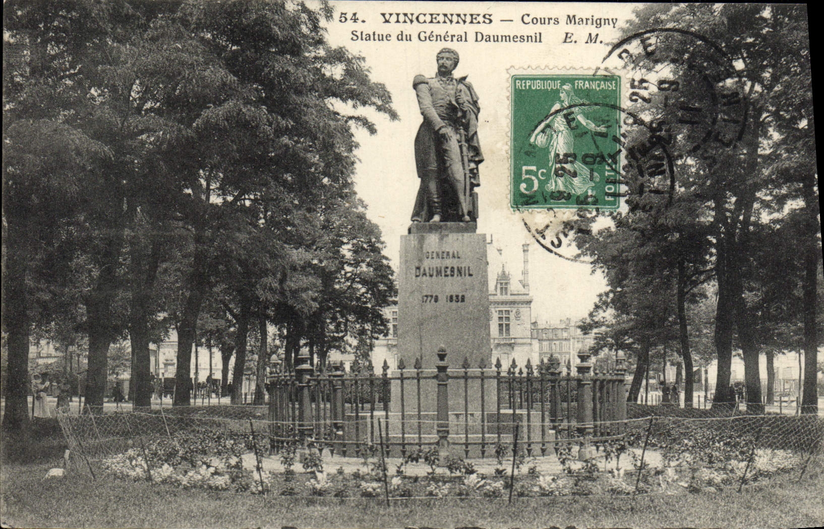 CPA Vincennes Cour Marigny Statue General Daumesnil 