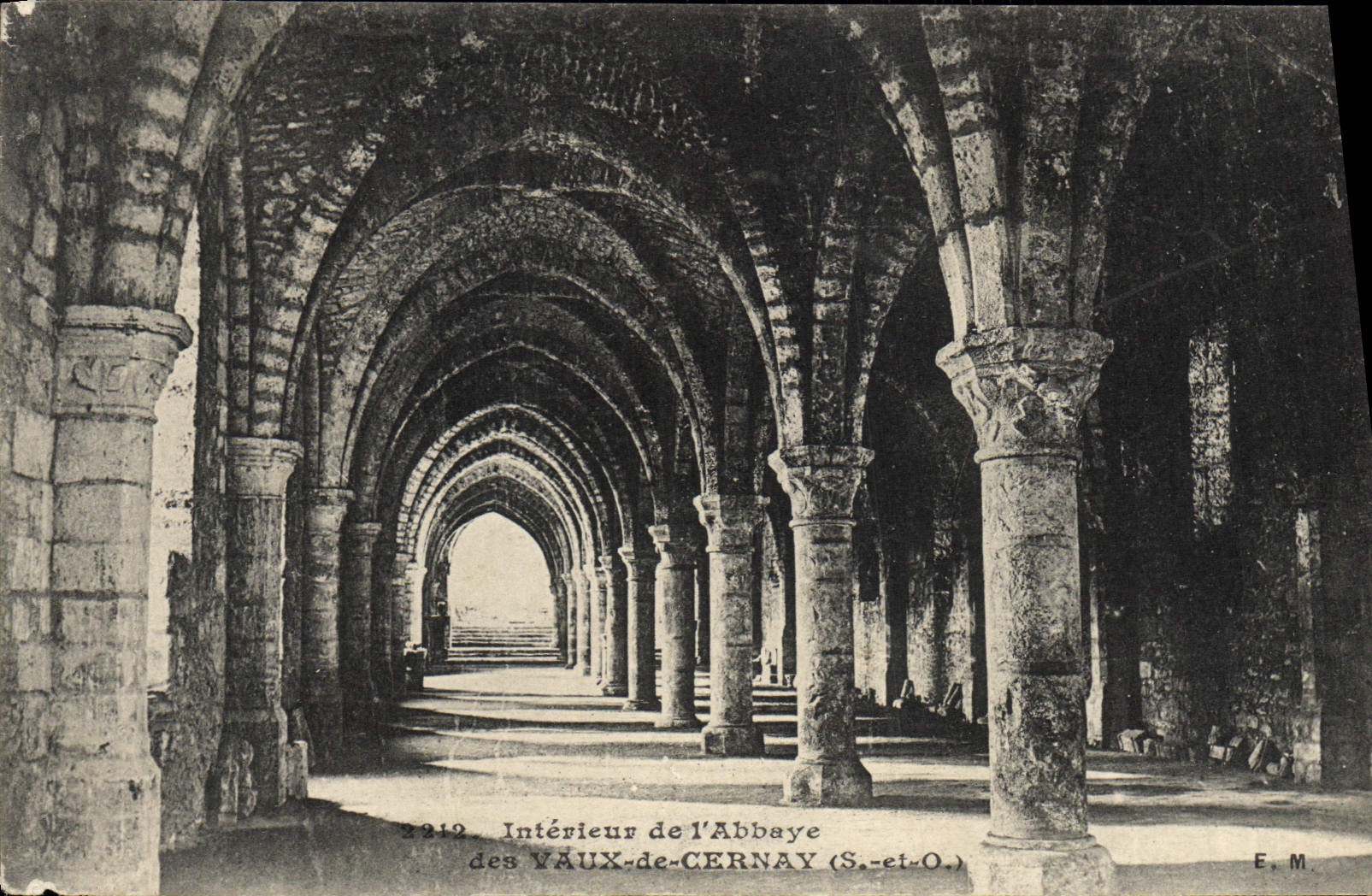 Intérieur de l'Abbaye des Vaux-de-Cernay (S.-et-O.) — E.M. — n° 2212