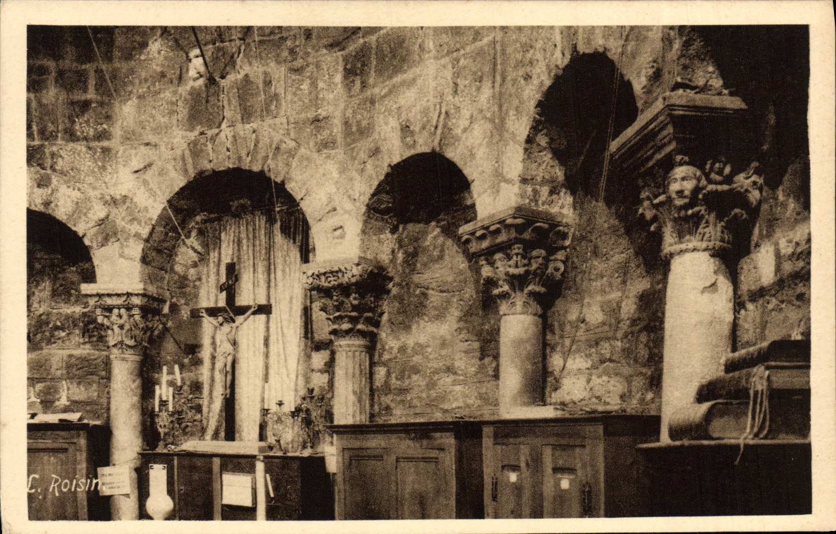 Les Saintes-Maries-de-la-Mer — Intérieur de l'église — Abside — C. Roisin
