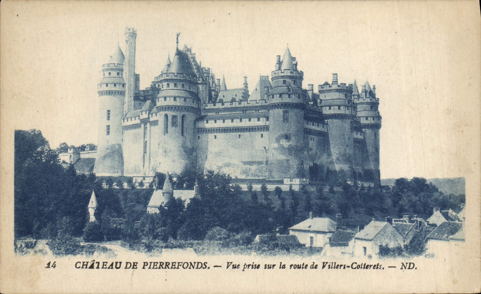 Château de Pierrefonds — Vue prise sur la route de Villers-Cotterets — ND.