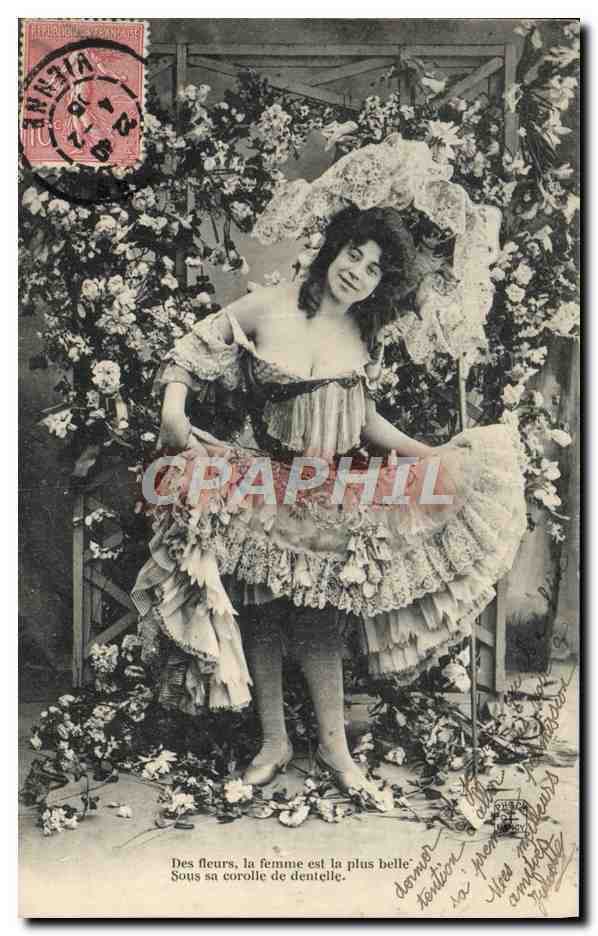 Mujer en vestido de encaje entre flores — editor: MARLE (Francia) — número de serie no visible