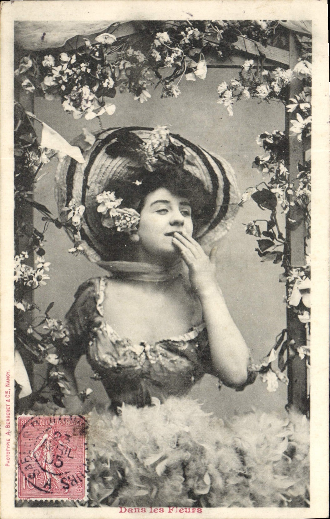 Femme en chapeau fleuri — Dans les Fleurs — Prototype A. Berseret & Cie, Nancy