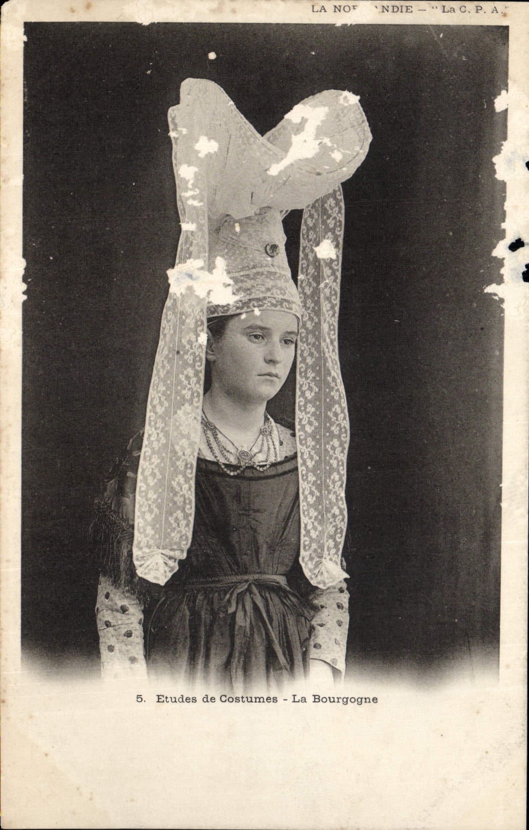 CPA Etudes de Costumes La Bourgogne Folklore