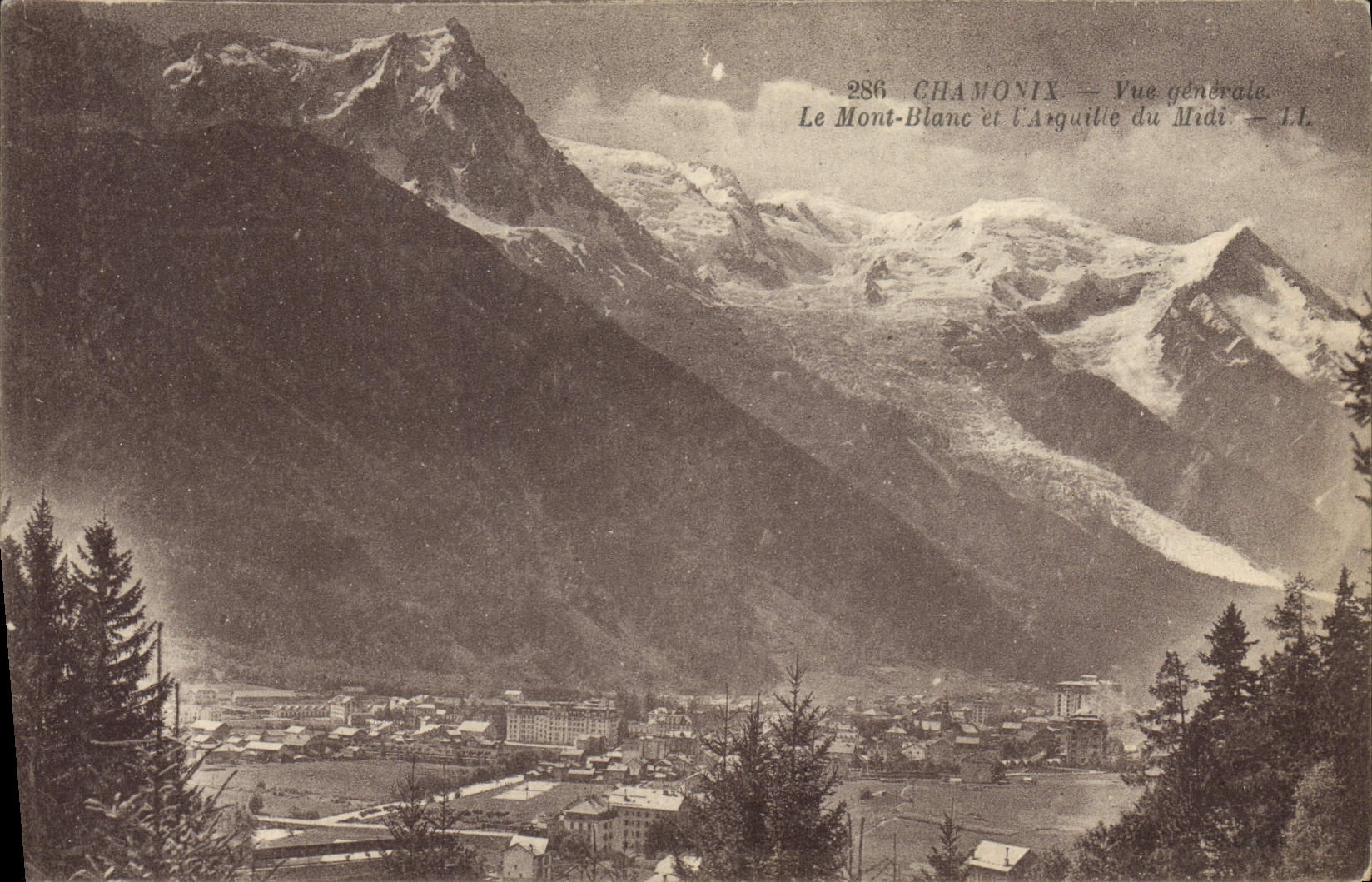 CPA Chamonix Vue Generale Le Mont Blanc et l'aiguille du Midi