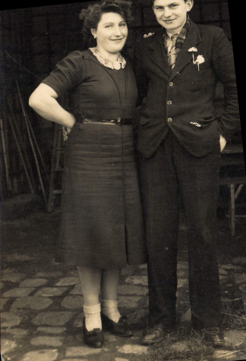 Couple souriant — extérieur pavé — Carte Postale CPAPHIL
