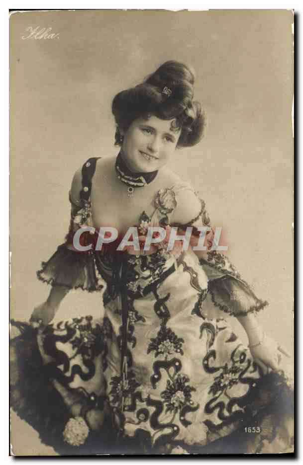 Jeune femme en robe ornée — studio Ilka — n° 1653