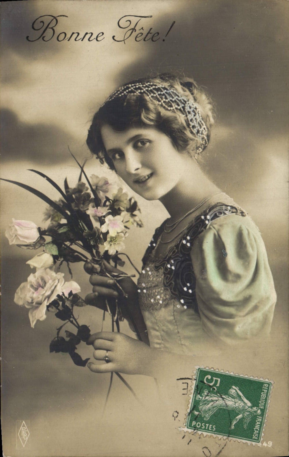 Jeune femme avec bouquet de roses — Bonne Fête! — Éditeur P.R.G. n° 49