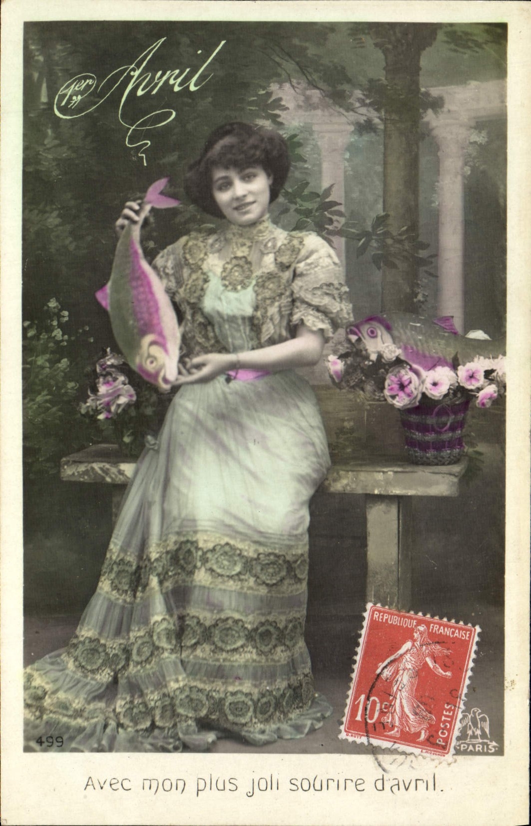 Femme en robe à motifs tenant un poisson — avril — éditeur Paris, n° 499
