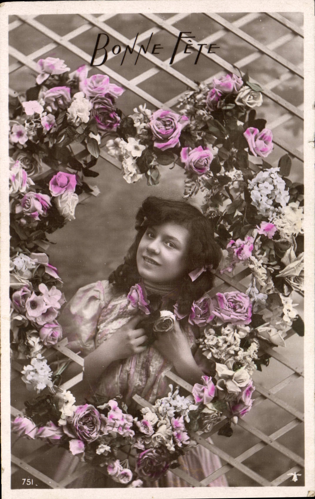 Lächelnde junge Frau — Rosen-Verzierung — unbekannter Verlag, n° 751