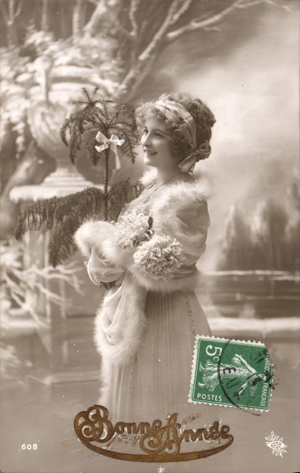 Femme en fourrure tenant un petit sapin — Bonne Année — éditeur anonyme, n° 608