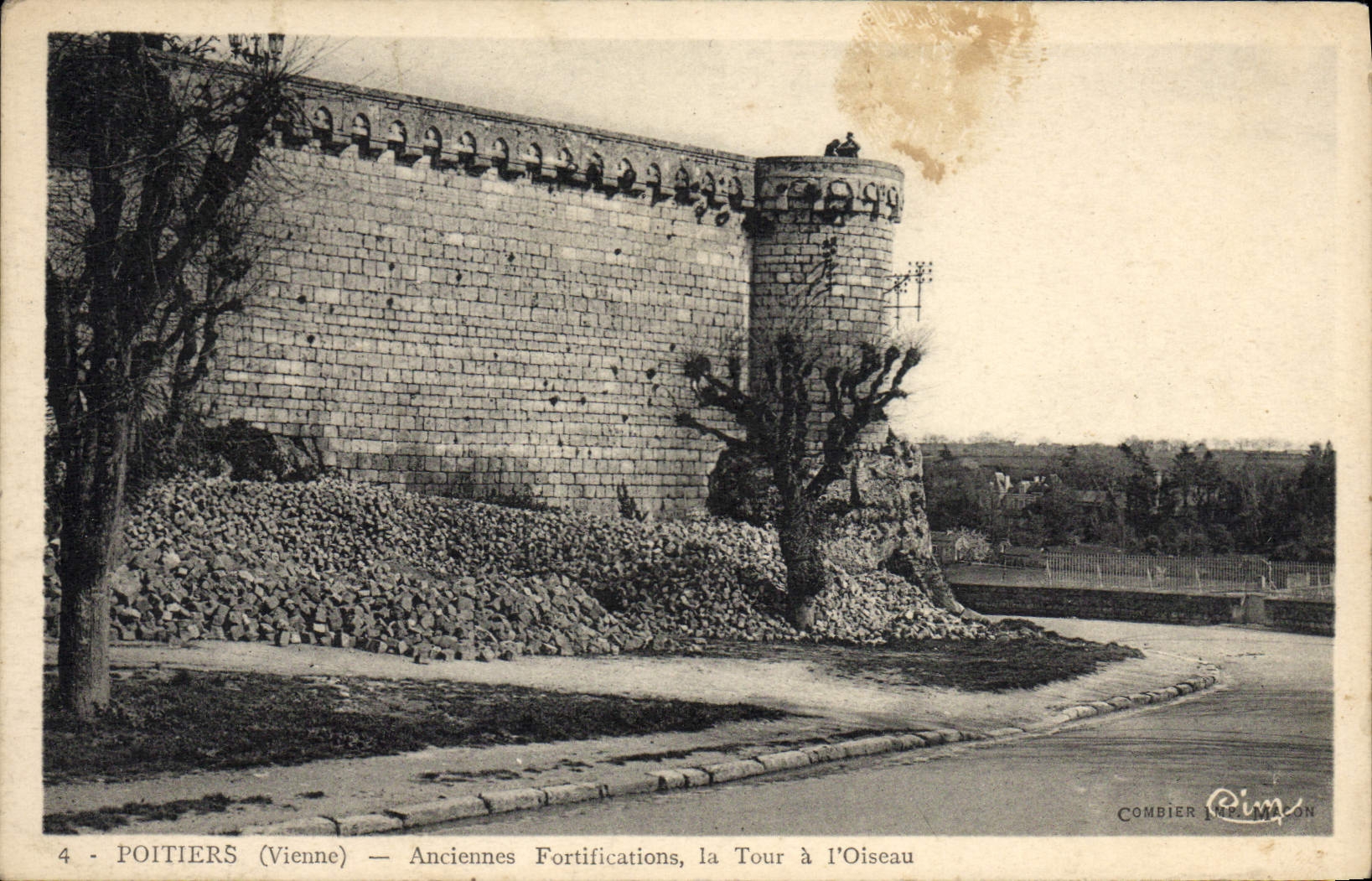 Poitiers (Vienne) — Anciennes Fortifications, la Tour à l'Oiseau — Combier Imprimeur