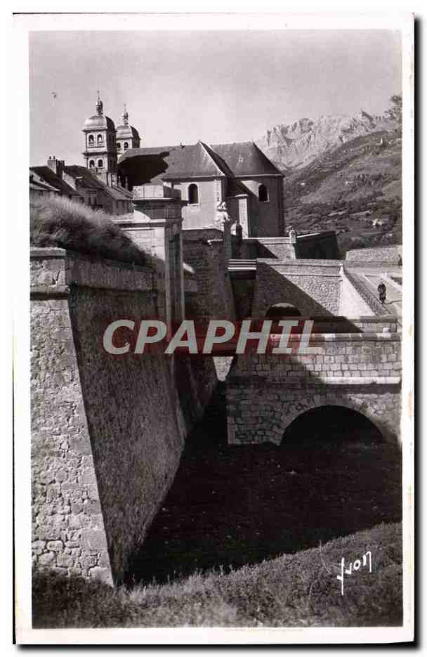 Briançon (Hautes-Alpes) — La Porte de Pignerol et la Collégiale Notre-Dame — Les Éditions d'Art, Paris