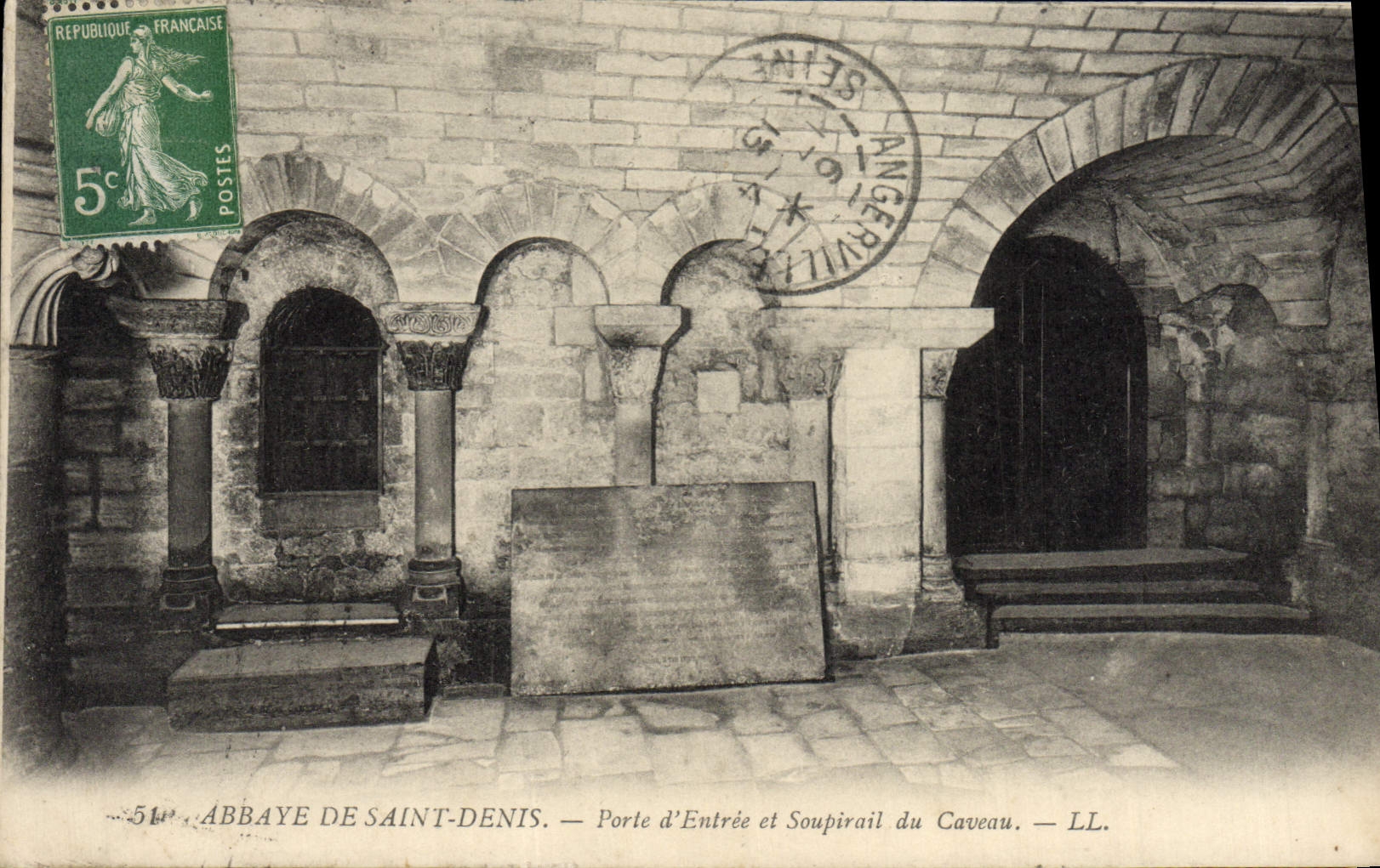 Abtei Saint-Denis — Eingangstür und Luftschacht der Krypta — LL.