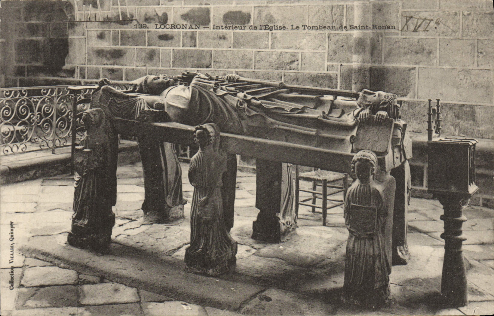 CPA Locronan Interieur de l'Eglise Le Tombeau de Saint Ronan