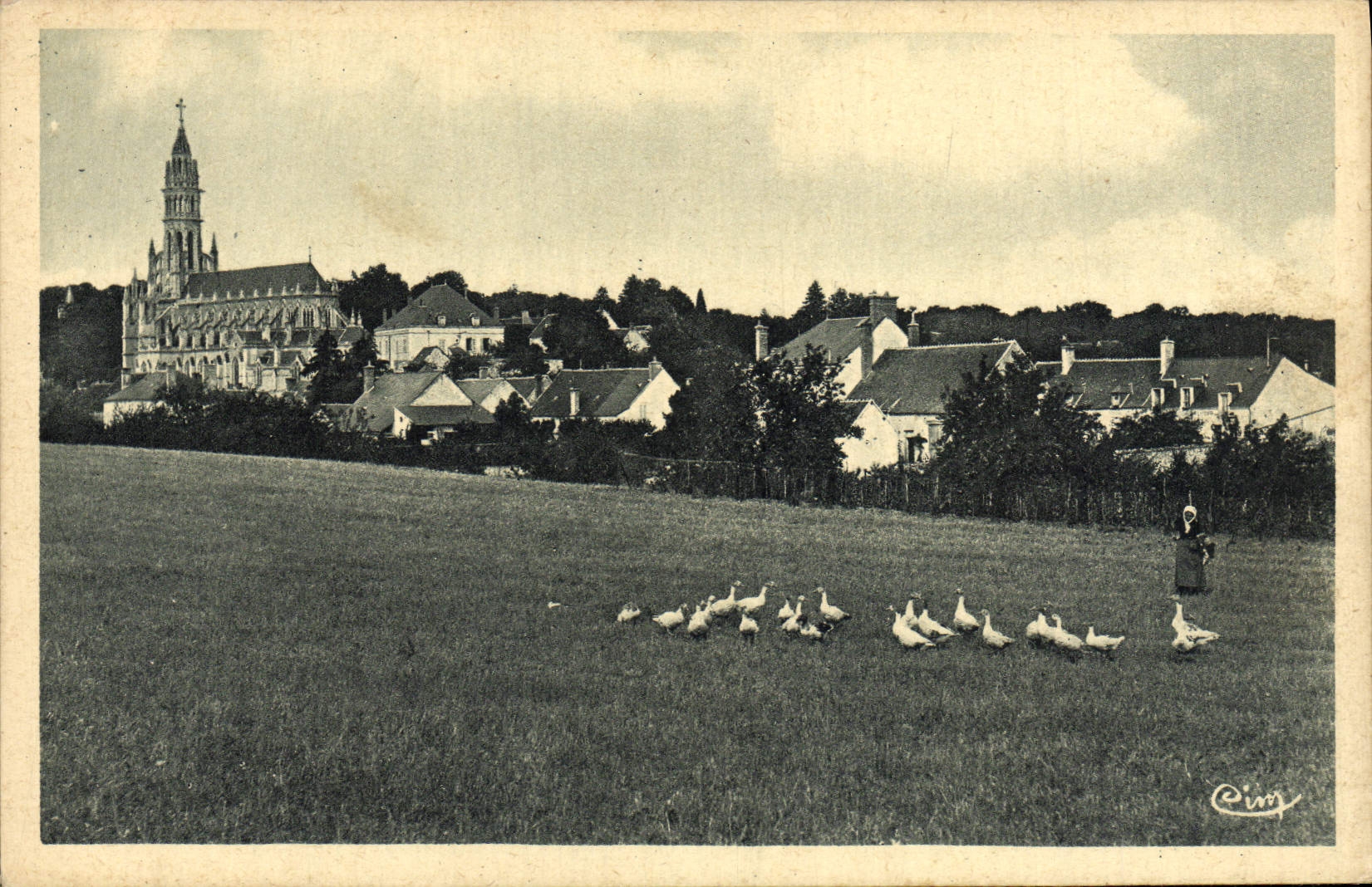 Châteauneuf-sur-Cher — Vue Générale et la Basilique — Héliogravure Combier Macon