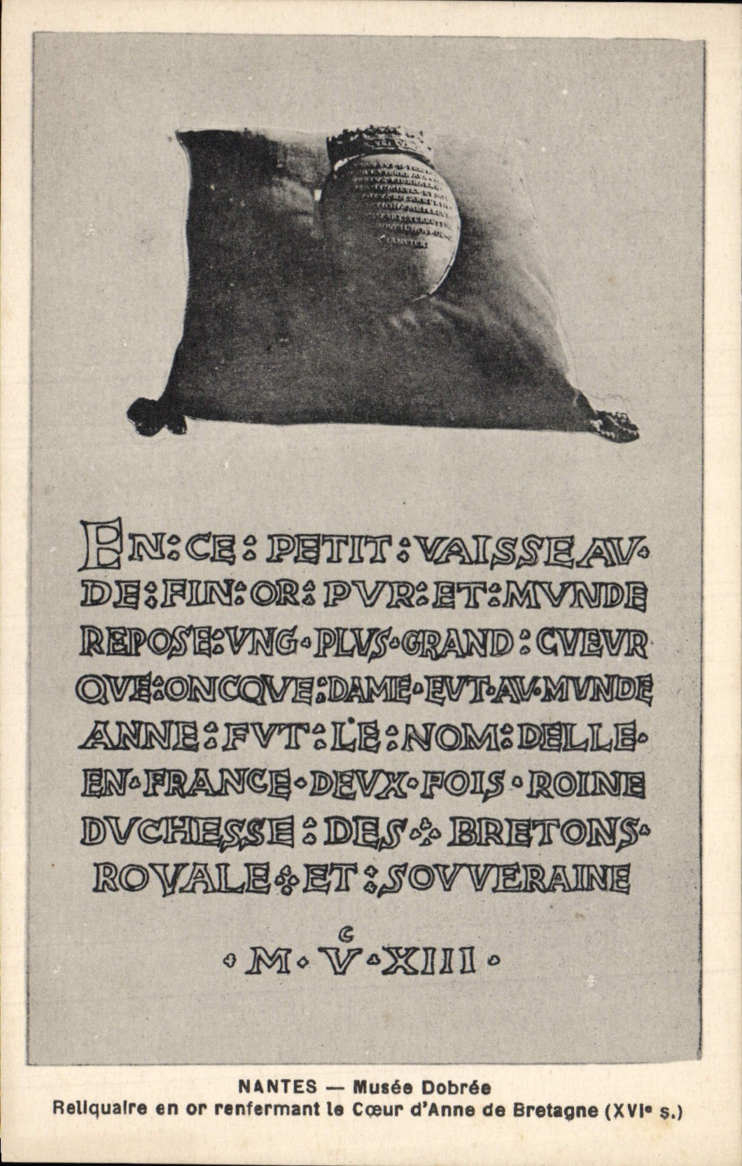 CPA Nantes Musee Dobree Reliquaire en or renfermant le coeur d'Anne de Bretagne 