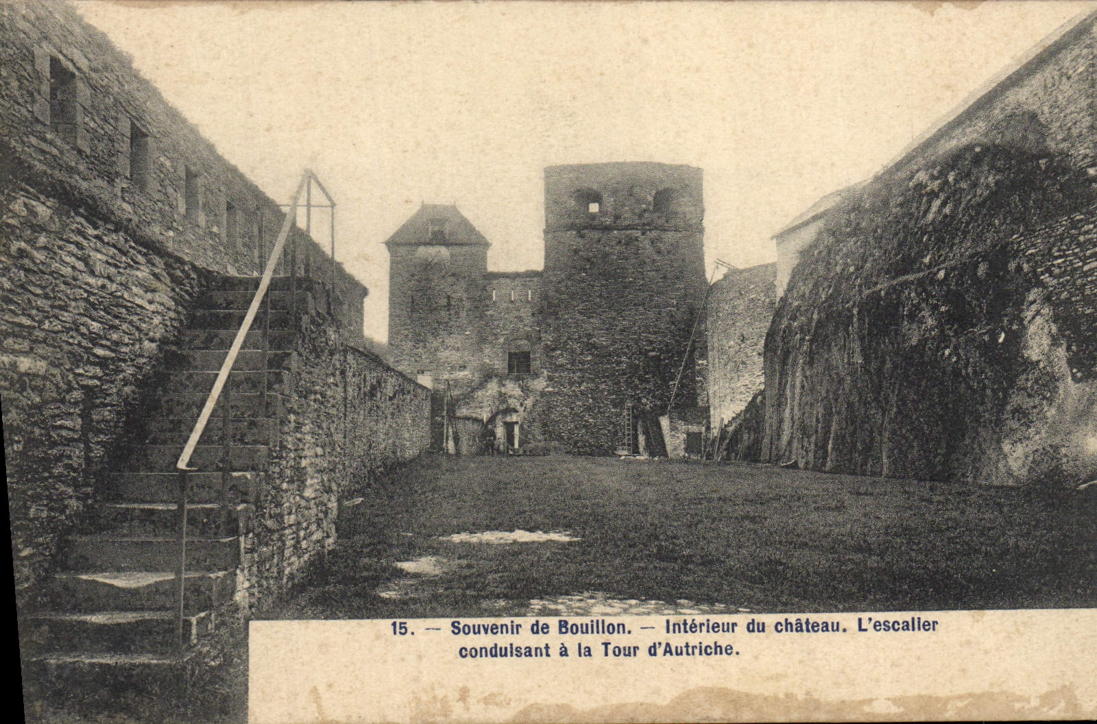 Bouillon — Intérieur du château. L'escalier conduisant à la Tour d'Autriche — Souvenir de Bouillon