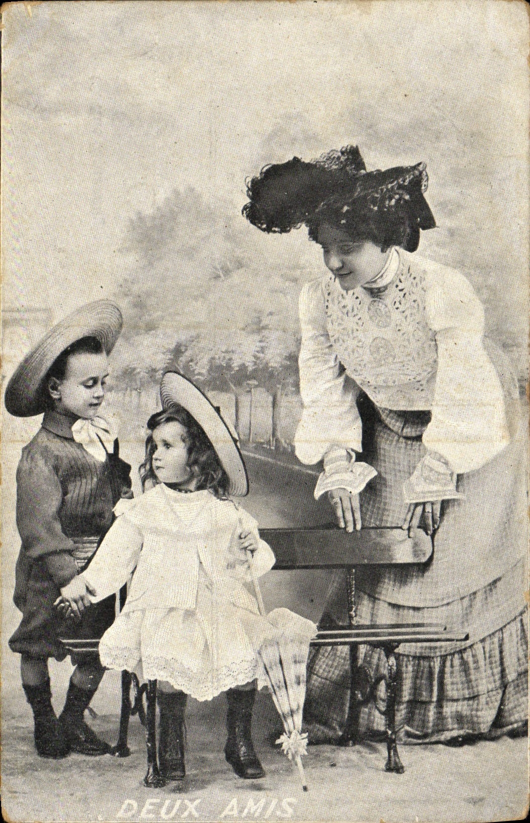 CPA Deux Amis Femme Enfants