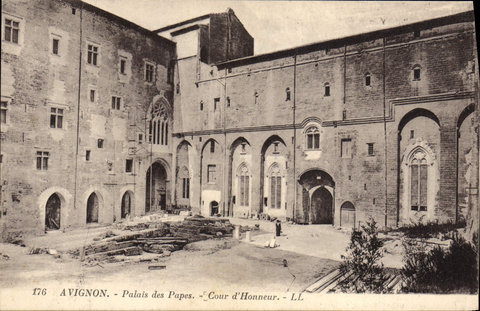 CPA Avignon Palais Des Papes Cour D'Honneur