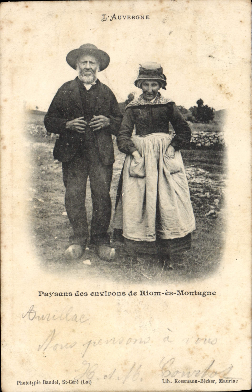 CPA Paysans Des Environs De Riom Es Montagne Folklore 