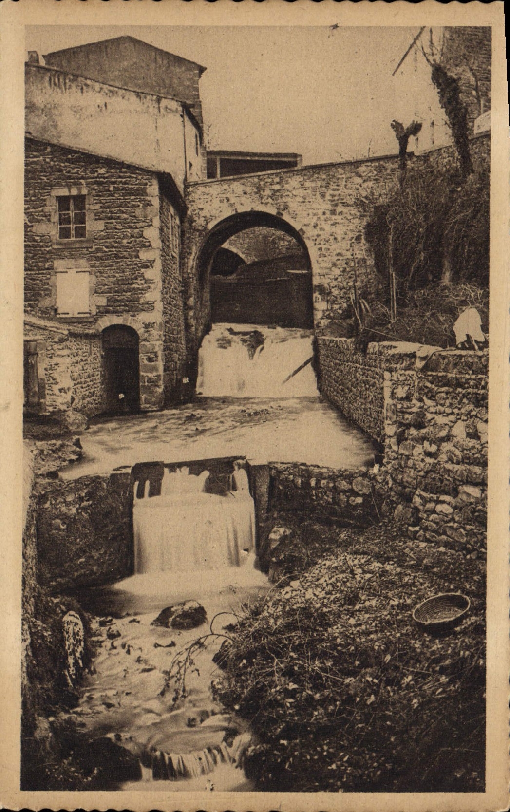 CPA L'Auvergne Pittoresque Royat Les Bains Cascade de la Tiretaine
