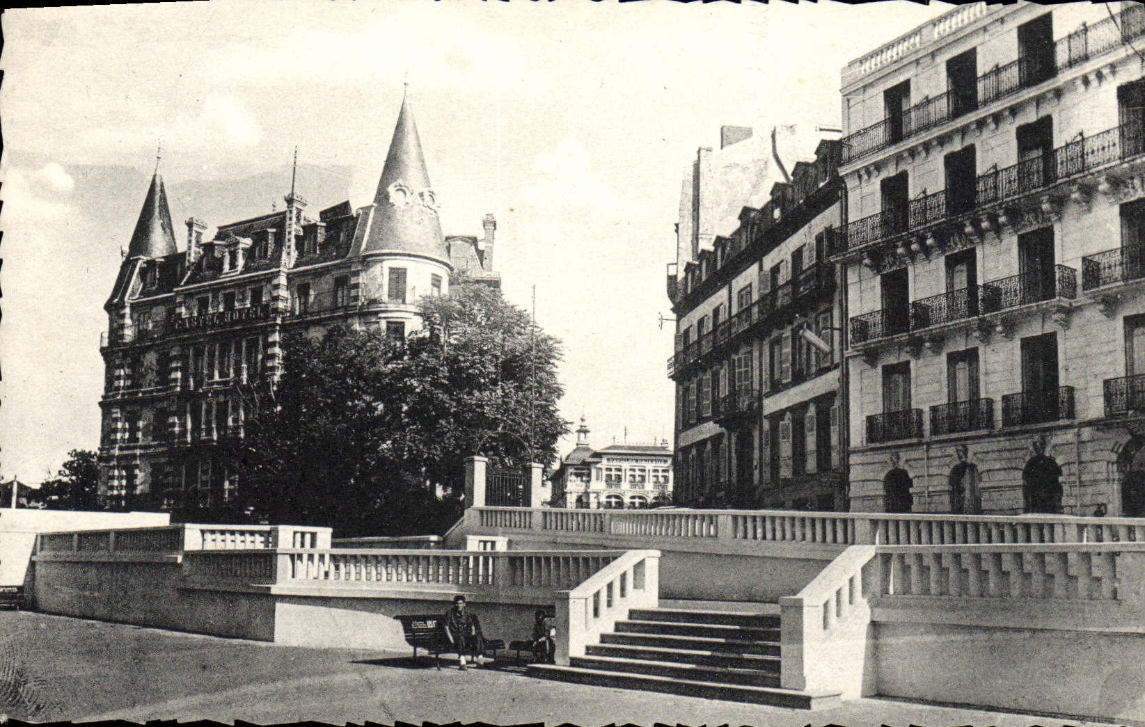 CPA Royat Le Castel Hotel L'Hotel Thermal et la terrasse du Pariou