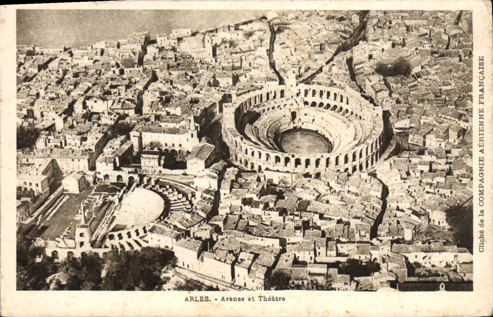Arles - Arènes et Théâtre — cliché de la Compagnie Aérienne Française